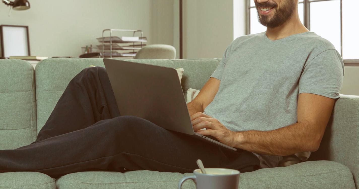 Estudiantes aprendiendo planificación financiera en línea